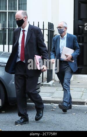 Der leitende medizinische Offizier der Regierung Chris Whitty (links) und der wissenschaftliche Chefberater Sir Patrick Vallance (rechts) verlassen 11 Downing Street, Westminster, London. Stockfoto