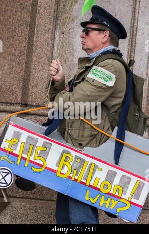 Parliament Square, London. 2. September 2020: Ein Mann, der als Zugticketsammler gekleidet ist, trägt seinen Pappwagen zusammen mit STOP HS2-Demonstranten. Stockfoto