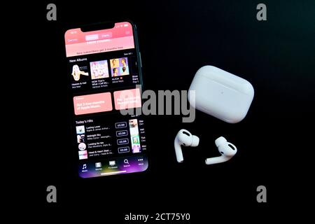 IPhone 11 Pro mit den AirPods Pro mit Wireless Charging Fall Stockfoto