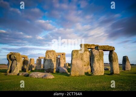 Sonnenuntergang über Stonehenge, Wiltshire, England, Großbritannien Stockfoto