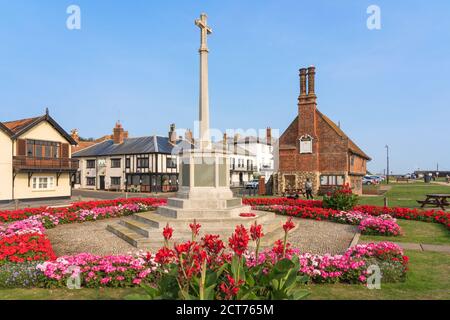Aldeburgh, Suffolk. VEREINIGTES KÖNIGREICH. 2020. Blick auf das Kriegsdenkmal, die Moot Hall und Mill Inn Pub in Aldeburgh, Stockfoto