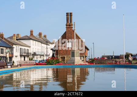 Aldeburgh, Suffolk. VEREINIGTES KÖNIGREICH. 2020. Blick auf die Moot Hall und war Memorial vom Bootsteich. Stockfoto