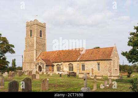 Snape, In Der Nähe Von Aldeburgh, Suffolk. VEREINIGTES KÖNIGREICH. 2020. Äußeres der Kirche des hl. Johannes des Täufers, Snape. Stockfoto