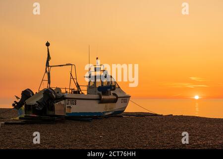 Aldeburgh, Suffolk. VEREINIGTES KÖNIGREICH. September 2020. Fischerboot am Aldeburgh Beach bei Sonnenaufgang. Stockfoto