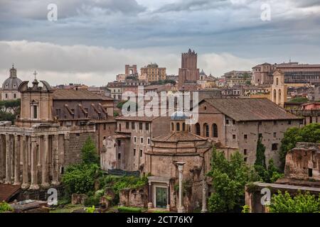 Panoramablick vom Palatin über die antiken Ruinen des Forum Romanum, Rom, Italien Stockfoto