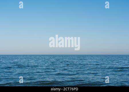Ruhiges Meer mit blauem Himmel Hintergrund. Aldeburgh, Suffolk. VEREINIGTES KÖNIGREICH. Stockfoto