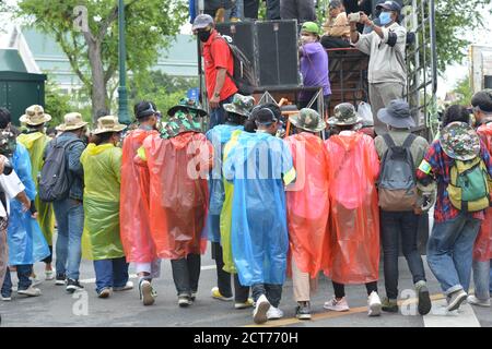 Bangkok, Thailand. September 2020. (9/20/2020) Freiwillige bewachen die Einheitsfront von Thammasat und Demonstration, bei dieser großen Studentenversammlung am 20. September 2020 (Foto von Teera Noisakran/Pacific Press/Sipa USA) Quelle: SIPA USA/Alamy Live News Stockfoto