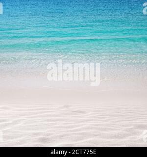 Weißer Sandstrand Hintergrund. Kristallklares türkisfarbenes Meer. Sommerparadies. Windwellen. Stockfoto