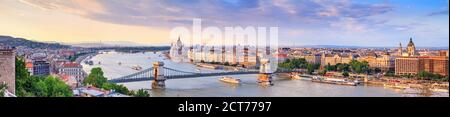 Stadt Sommerlandschaft, Panorama, Banner - Draufsicht auf das historische Zentrum von Budapest mit der Donau, in Ungarn Stockfoto