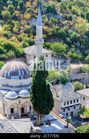 POCITELJ, BOSNIEN UND HERZEGOWINA - 2017. AUGUST 16.Historische Stadt auf einer Karstlandschaft neben dem Fluss Neretva, mit der Festung Kula und Hajji Alija Stockfoto