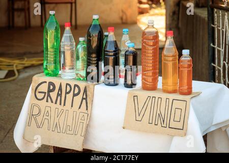 POCITELJ, BOSNIEN UND HERZEGOWINA - 2017. AUGUST 16. Hausgemachter Wein auf der Straße. Stockfoto