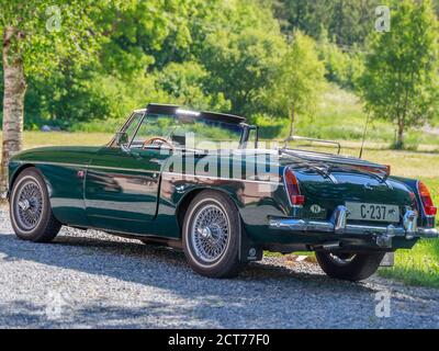 OYE, NORWEGEN - 2018. JUNI 09. Green MG Sportwagen vor dem Union Hotel geparkt. Stockfoto