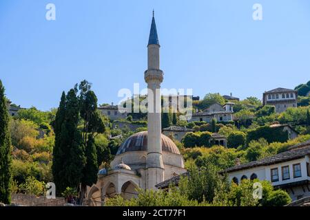 POCITELJ, BOSNIEN UND HERZEGOWINA - 2017. AUGUST 16. Blick auf Moschee im Dorf Počitelj in Bosnien und Herzegowina Stockfoto