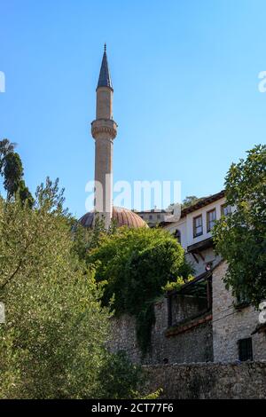 POCITELJ, BOSNIEN UND HERZEGOWINA - 2017. AUGUST 16. Blick auf Moschee im Dorf Počitelj in Bosnien und Herzegowina Stockfoto