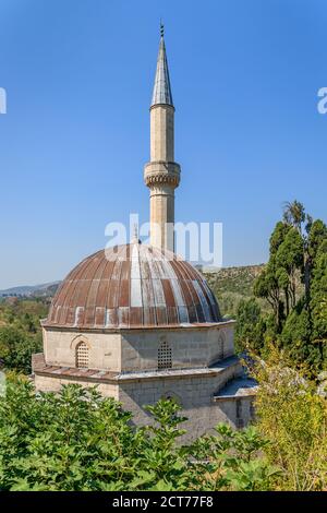 POCITELJ, BOSNIEN UND HERZEGOWINA - 2017. AUGUST 16. Blick auf Moschee im Dorf Počitelj in Bosnien und Herzegowina Stockfoto