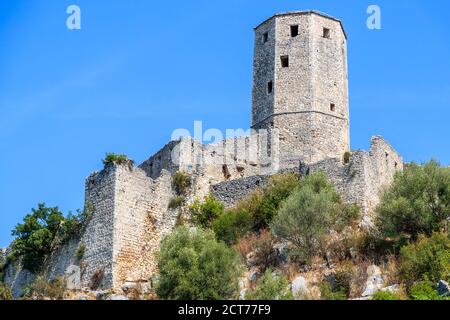 POCITELJ, BOSNIEN UND HERZEGOWINA - 2017. AUGUST 16. Počitelj ist eine befestigte Stadt aus osmanischer Zeit in Bosnien und Herzegowina. Stockfoto