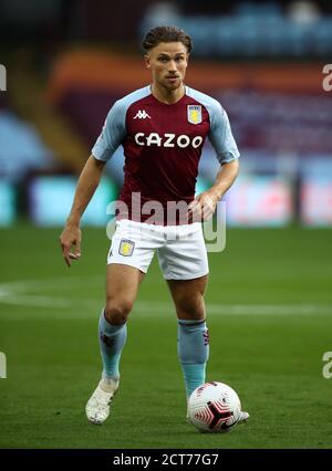 Matty Cash von Aston Villa während des Premier League-Spiels in Villa Park, Birmingham. Stockfoto