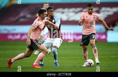 George Baldock von Sheffield United (rechts) und Ezri Konsa von Aston Villa während des Premier League-Spiels in Villa Park, Birmingham. Stockfoto