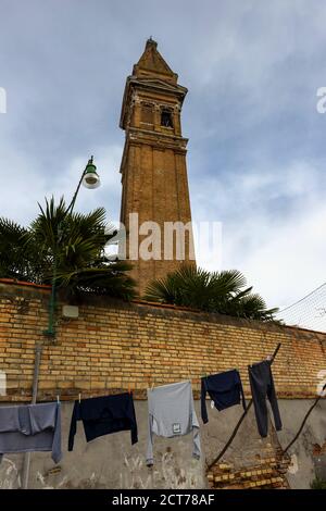 Schiefer Glockenturm von Burano Stockfoto