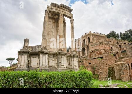 Blick auf den Vestatempel von der Via Sacra. Die Ruinen der Vestatempel im Forum Romanum ist einer der ältesten Tempel in Rom, Italien Stockfoto