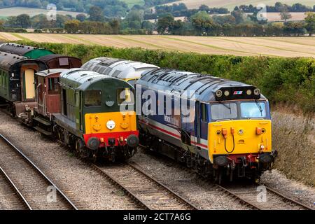 Sammlung von Vintage Diesel Trains in Sidings mit verschiedenen Fahrzeugen. Stockfoto