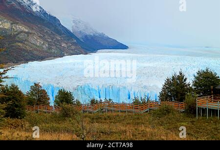 Unglaubliche Aussicht auf den Perito Moreno Gletscher im Los Glaciares Nationalpark, El Calafate, Patagonien, Argentinien Stockfoto