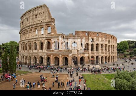 Rom, Italien - 15. Mai 2016: Das Kolosseum ist eine wichtige Touristenattraktion in Rom. Touristen Besuch des Kolosseums in Rom -Schwarz-Weiß-Foto Stockfoto