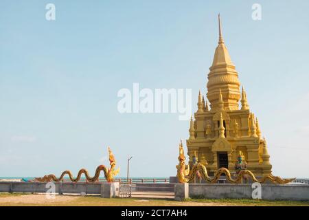 Goldene Pagode und Tempel, Laem Sor Wat auf Koh Samui, Thailand. Stockfoto