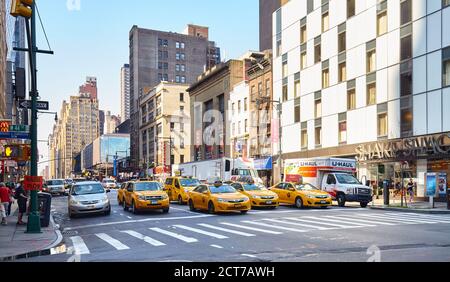 New York, USA - 15. August 2015: Autos auf einer Straße von Manhattan. Stockfoto