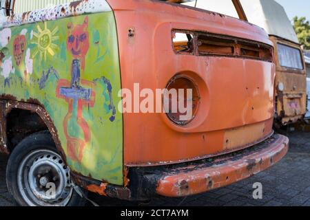 Bunt bemalter Volkwagen Wohnmobil auf dem Schrottplatz in Deutschland Stockfoto