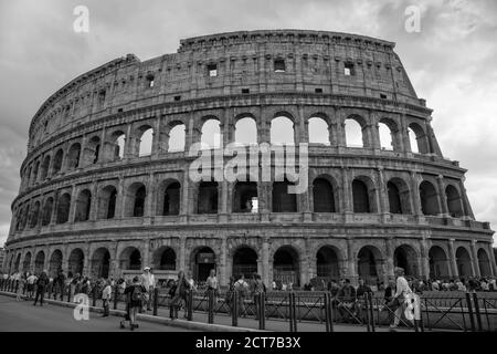 Rom, Italien - 15. Mai 2016: Das Kolosseum ist eine wichtige Touristenattraktion in Rom. Touristen Besuch des Kolosseums in Rom -Schwarz-Weiß-Foto Stockfoto