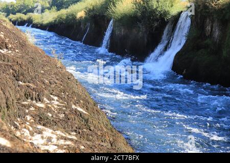 Kleine Wasserfälle, die den Buna Kanal in der Herzegowina in der Nähe bilden Mostar Stockfoto