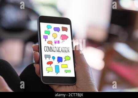 Hand hält ein Smartphone mit Kommunikationskonzept Stockfoto