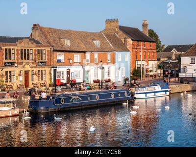 St Ives Cambridgeshire, Großbritannien. September 2020. Am Vorabend der Herbstnachtgleiche sitzen die Leute draußen und genießen einen warmen, sonnigen Abend am Kai neben den Booten auf dem Fluss Great Ouse. Morgen wird auch im Osten Englands schön warm sein, am letzten Tag, bevor das Wetter kälter und nasser wird, Quelle: Julian Eales/Alamy Live News Stockfoto