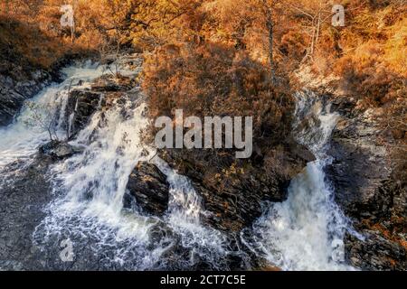 Wasserfall auf dem Weg zum Ben Venue Ben Venue ist ein Berg in der Region Trossachs in Schottland. Der Name Ben Venue leitet sich von den schottisch-gälischen Wörtern ab Stockfoto