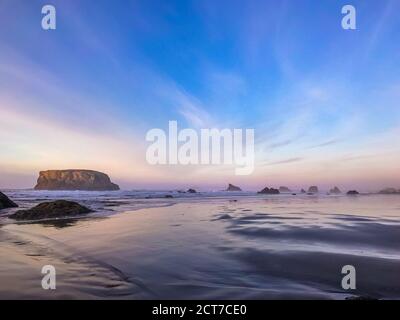 Table Rock Sea Stack in Bandon an der Südküste von Oregon. Stockfoto