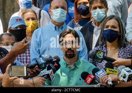 Caracas, Miranda, Venezuela. September 2020. Der Kongressabgeordnete Freddy Guevara von der Nationalversammlung Venezuelas, der Volkspartei Voluntad, hielt am Montag, dem 21. September, eine Pressekonferenz zur Erklärung des Generalstaatsanwalts ab, der von der Nationalen Konstituierenden Versammlung der Regierung, Tarek William Saab, ernannt wurde. Zum Bericht der unabhängigen Mission der Vereinten Nationen (UN) über Menschenrechtsverletzungen in Venezuela. Freddy Guevara wurde wegen eines Rechtsverfahrens gegen ihn 3 Jahre lang in der chilenischen Botschaft isoliert. Kredit: Jimmy Villalta/ZUMA Wire/Alamy Live Nachrichten Stockfoto