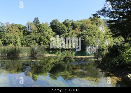 Ruhige grüne Gegend von Pliva See in der Nähe der Stadt Jajce in Bosnien und Herzegowina Stockfoto