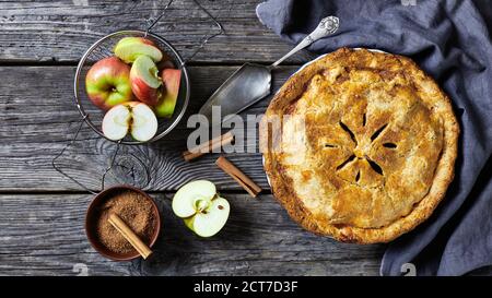 Klassisches amerikanisches Herbstdessert: apfelkuchen mit Zimt und Demerara-Zucker auf dunklem rustikalem Holzhintergrund, Draufsicht, Nahaufnahme Stockfoto