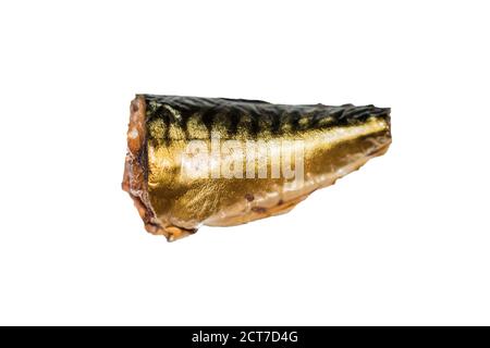 Stück kalter geräucherter Makrelenfisch auf weißem Hintergrund Stockfoto