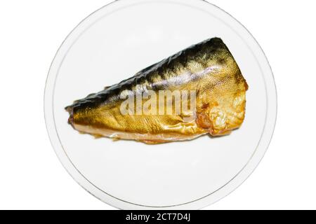 Ein Stück kalt geräucherter Makrelenfisch auf einem weißen Platte und auf weißem Hintergrund isoliert Stockfoto