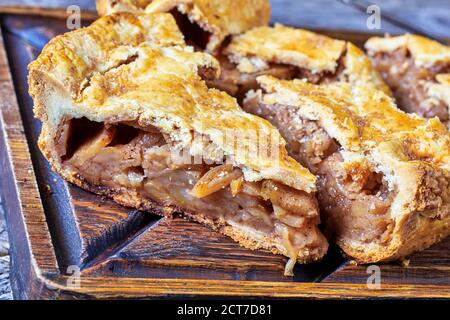 Klassisches amerikanisches Herbstdessert: apfelkuchen mit Zimt und Demerara-Zucker auf dunklem rustikalem Holzhintergrund, Draufsicht, Nahaufnahme Stockfoto