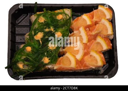 Seafood Rolls sind in einem Einweg-Behälter auf weißem Hintergrund. Stockfoto