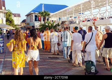 Sotschi Lazarevskoe, Russland-11. September 2020: Tanzen mit Hare Krishna Religiöse Festival Karneval auf der Straße im Sommer Stockfoto