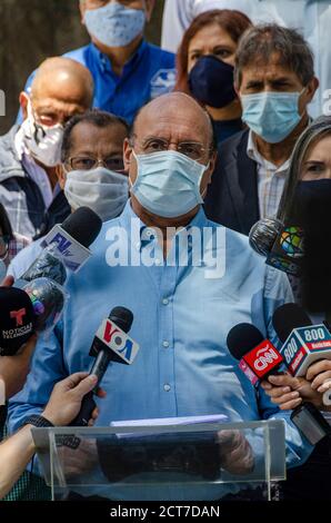 Caracas, Miranda, Venezuela. September 2020. Der Vertreter William Davila von der Nationalversammlung Venezuelas, der Partei der Demokratischen Aktion, hielt am Montag, dem 21. September, eine Pressekonferenz über die Erklärung des Generalstaatsanwalts, der von der Nationalen Konstituierenden Versammlung der Regierung ernannt wurde, Tarek William Saab, Zum Bericht der unabhängigen Mission der Vereinten Nationen (UN) über Menschenrechtsverletzungen in Venezuela. Kredit: Jimmy Villalta/ZUMA Wire/Alamy Live Nachrichten Stockfoto