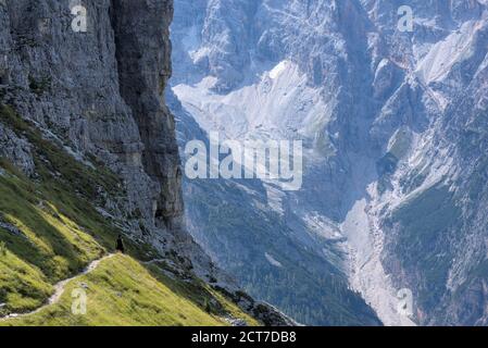 Single-Wanderer auf dem Wanderweg hinunter von Monteo Piano in den Sexten Dolomiten, Südtirol, Italien Stockfoto