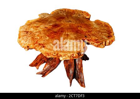 Stilvoller Holztisch ist aus massiver Holzwurzel geschnitzt und mit Wachs bedeckt. Stockfoto