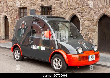 Lustige schwarze und rote Nissan S-Cargo Auto von Pike produziert Fabrik als "Ironvan" geparkt in Youghal Irland während der Iron man-Wettbewerb Stockfoto