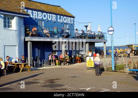 Paignton, Devon, Großbritannien. September 13, 2020. Touristen und Urlauber genießen Speisen und Getränke am Hafen von Paignton in Devon, Großbritannien. Stockfoto