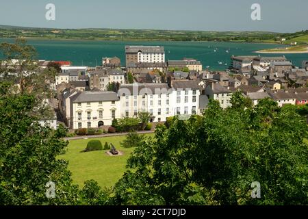 Youghal Town und River Blackwater Harbour, von den Stadtmauern im Raleigh Quarter in Youghal, County Cork, Irland. Stockfoto